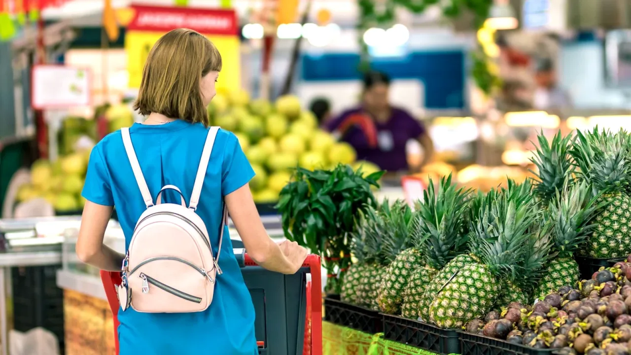 Markette birlikte alışveriş yapan aile